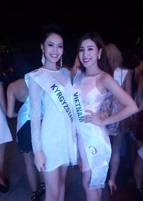 Đại diện của Việt Nam tự tin đọ sắc cùng người đẹp đến từ Kyrgyzstan trong bữa tiệc tối nằm trong khuôn khổ cuộc thi. (Ảnh: FBNV)