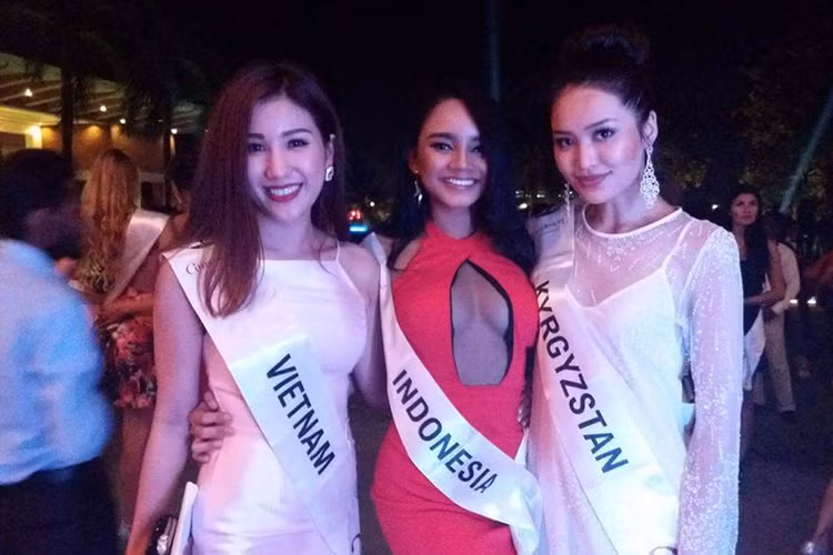 Ngoài vẻ rạng rỡ, người đẹp gốc Kiên Giang còn gây ấn tượng với các thí sinh khác bởi sự thân thiện. (Ảnh: FBNV)