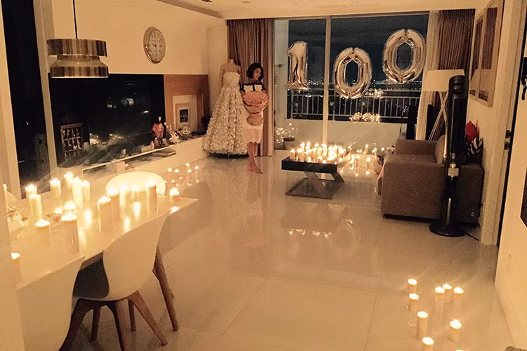 Trong dịp kỉ niệm 100 ngày yêu nhau vào tháng 9 vừa qua, Thúy Vân bất ngờ được bạn trai đại gia tổ chức buổi tiệc ngay tại nhà riêng một cách vô cùng lãng mạn. (Ảnh: Facebook Nguyễn Tuấn John) 