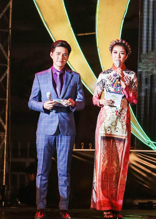 Trở về từ cuộc thi Hoa hậu Quốc tế 2015, với khả năng sử dụng tiếng Anh thành thạo và lối dẫn duyên dáng, Á hậu Thúy Vân tiếp tục khẳng định thế mạnh của bản thân trong vai trò MC song ngữ. (Ảnh: VTC News) 