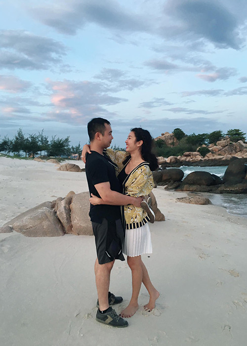 Thúy Vân còn có đường tình duyên viên mãn. Hiện tại, nàng á hậu 23 tuổi đang hẹn hò với doanh nhân Nguyễn Tuấn John. Anh sinh năm 1987 và là một Việt kiều Canada. (Ảnh: Facebook Nguyễn Tuấn John) 