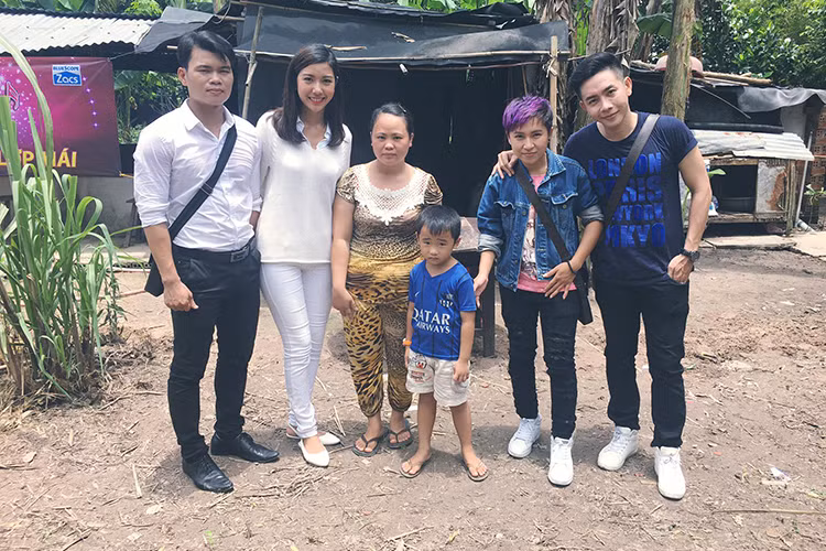 Bên cạnh công việc dẫn chương trình, Á hậu 3 cuộc thi Hoa hậu Quốc tế 2015 cũng tích cực tham gia các hoạt động xã hội. Tháng 8 vừa qua, Phạm Hồng Thúy Vân đã đi từ thiện ở Chủ Chi và Tiền Giang. (Ảnh: Facebook Thúy Vân) 