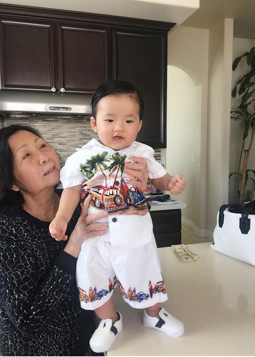 Nhóc tì nhà nữ diễn viên phim "Mỹ nhân kế" thường xuyên được mẹ cho ăn diện sành điệu.