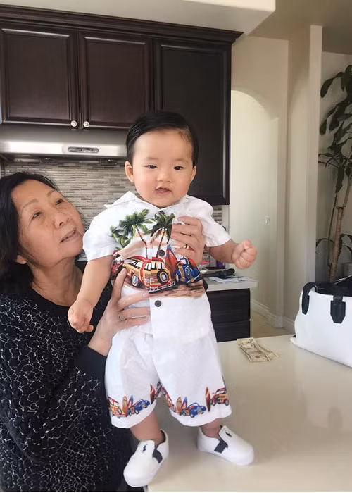 Nhóc tì nhà nữ diễn viên phim "Mỹ nhân kế" thường xuyên được mẹ cho ăn diện sành điệu.