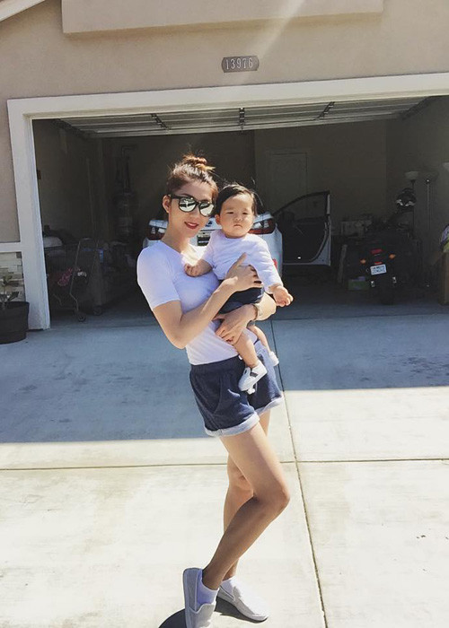 Sau khi sinh con, nữ siêu mẫu đã lấy lại được vóc dáng thon gọn như thời còn son rỗi. Thậm chí, Ngọc Quyên còn được khen ngày càng đẹp mặn mà.