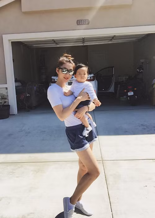 Sau khi sinh con, nữ siêu mẫu đã lấy lại được vóc dáng thon gọn như thời còn son rỗi. Thậm chí, Ngọc Quyên còn được khen ngày càng đẹp mặn mà.