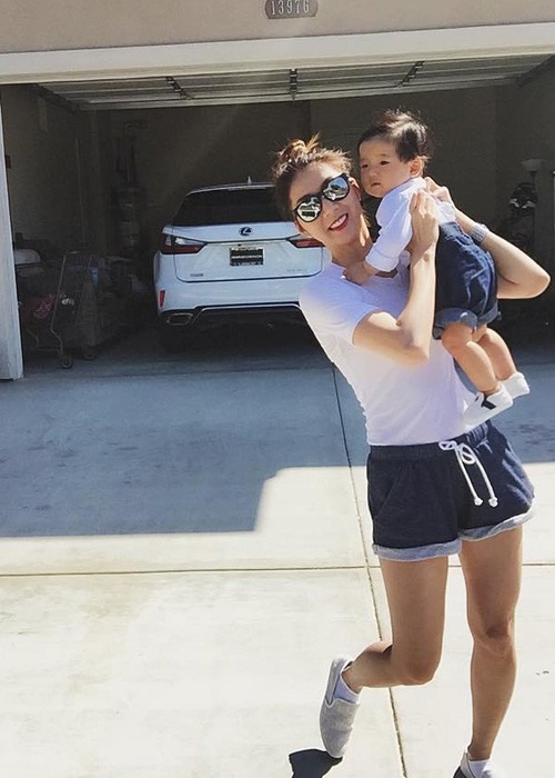 Hình ảnh Ngọc Quyên diện đồ đôi với bé Jiraiya và vui đùa cùng nhóc tì kháu khỉnh.