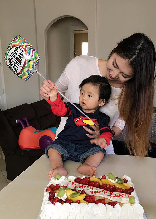 Vào mỗi tháng khi con trai lớn lên, vợ chồng Ngọc Quyên đều mua bánh kem và chụp hình bé để làm kỷ niệm.