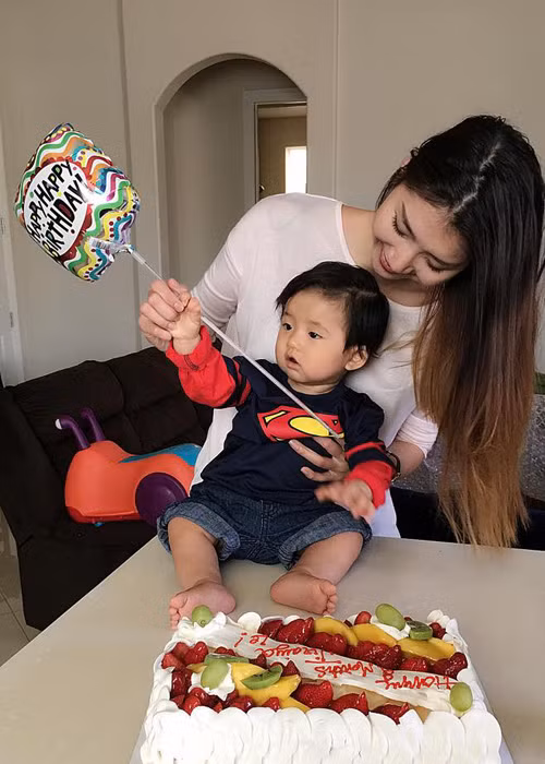 Vào mỗi tháng khi con trai lớn lên, vợ chồng Ngọc Quyên đều mua bánh kem và chụp hình bé để làm kỷ niệm.