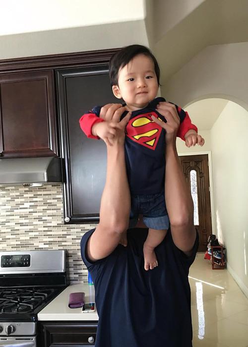 Trước đó, chồng Ngọc Quyên thường xuyên giấu mặt trong các bức ảnh chụp cùng cậu con trai đầu lòng.