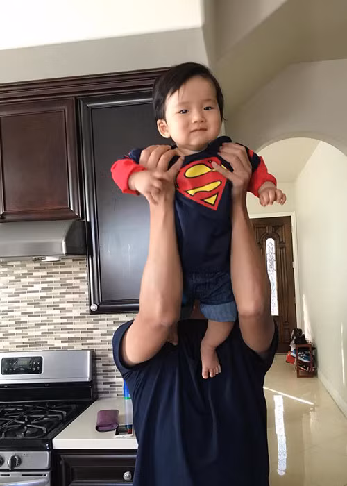 Trước đó, chồng Ngọc Quyên thường xuyên giấu mặt trong các bức ảnh chụp cùng cậu con trai đầu lòng.