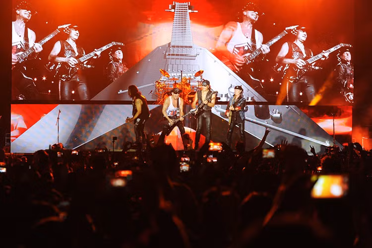 Ban nhac rock Scorpions chay het minh vi khan gia Ha Noi-Hinh-8