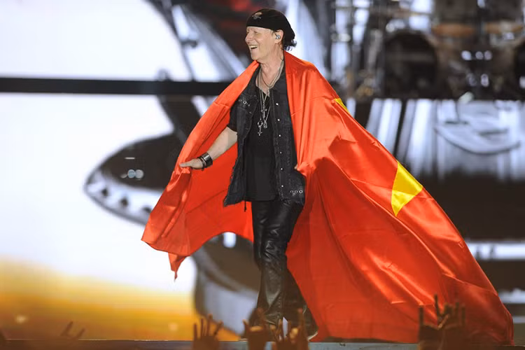 Ban nhac rock Scorpions chay het minh vi khan gia Ha Noi-Hinh-6