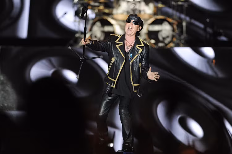 Ban nhac rock Scorpions chay het minh vi khan gia Ha Noi