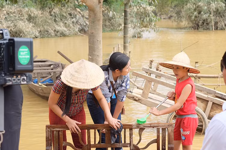 Ngoài trực tiếp đến với đồng miền Trung, trên trang cá nhân, Ngọc Hân còn tha thiết kêu gọi mọi người chung tay san sẻ với người dân đang vật lộn với lũ dữ.