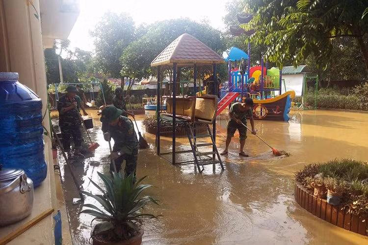 Lực lượng bộ đội cũng giúp bà con ở xã Hà Linh dọn trường mầm non để các em nhỏ có thể sớm trở lại trường học.