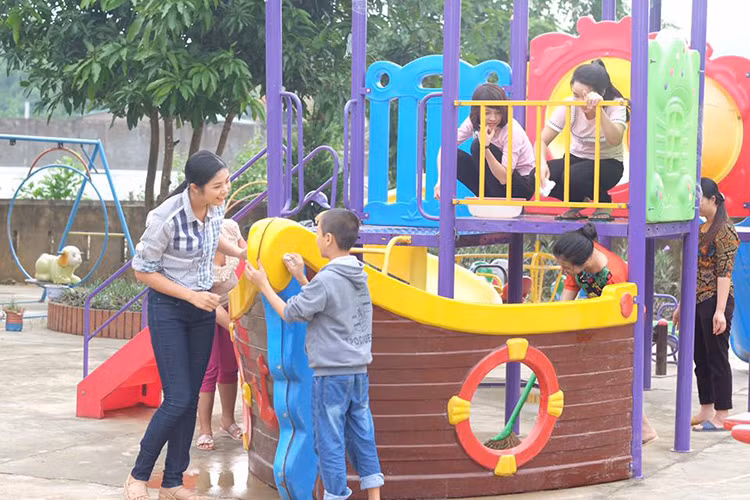 Bên cạnh đó, đoàn từ thiện còn hỗ trợ hai trường mầm non và tiểu học tại hai xã, mỗi điểm 10 triệu đồng.