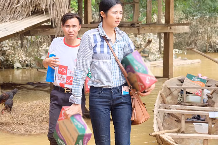 Tham gia chuyến từ thiện, Hoa hậu Ngọc Hân ăn diện giản dị và tự tay mang những thùng mì tôm để tặng bà con.