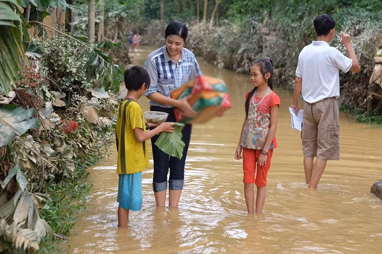 Ngoc Han bi bom loi nuoc den voi ba con Ha Tinh