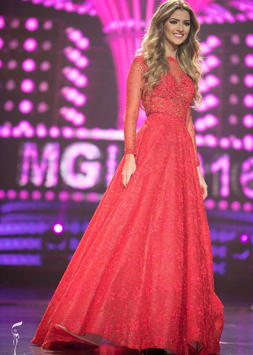 Dàn người đẹp nổi bật trong đêm bán kết vừa qua còn có đại diện đến Colombia. Cô chọn thiết kế tông màu đỏ rực rỡ. (Ảnh: Hoa hậu Hòa bình Quốc tế) 
