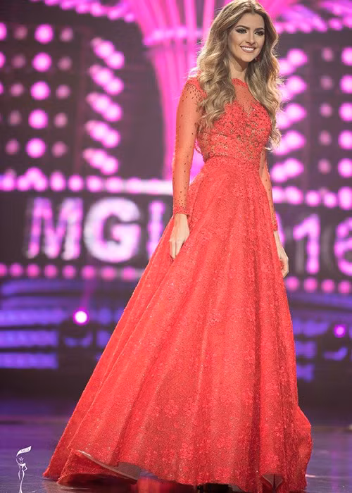 Thi sinh HH Hoa binh Quoc te khoe sac voi vay da hoi-Hinh-5