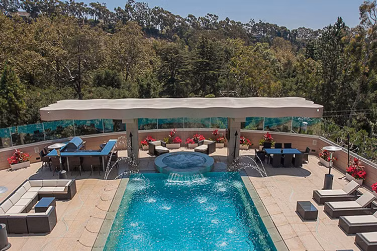 ...và cả bể bơi giống như một khu spa thực thụ. 