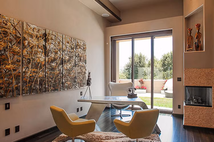 Phòng làm việc cá tính hơn với ghế xoay màu vàng và bàn làm việc độc đáo. 