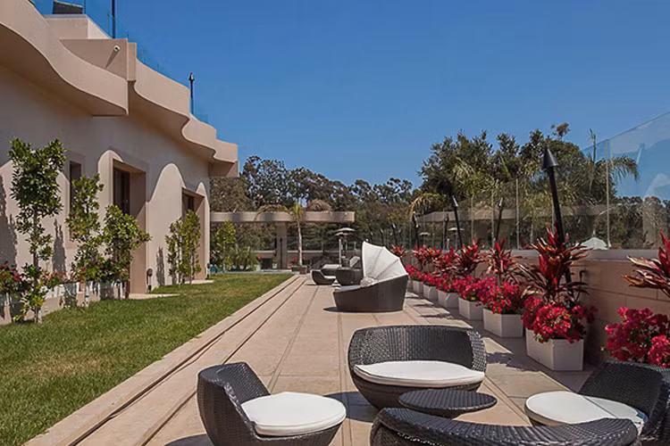 Không gian bên ngoài sắp đặt nhiều bộ bàn ghế mây mà chậu hoa... 