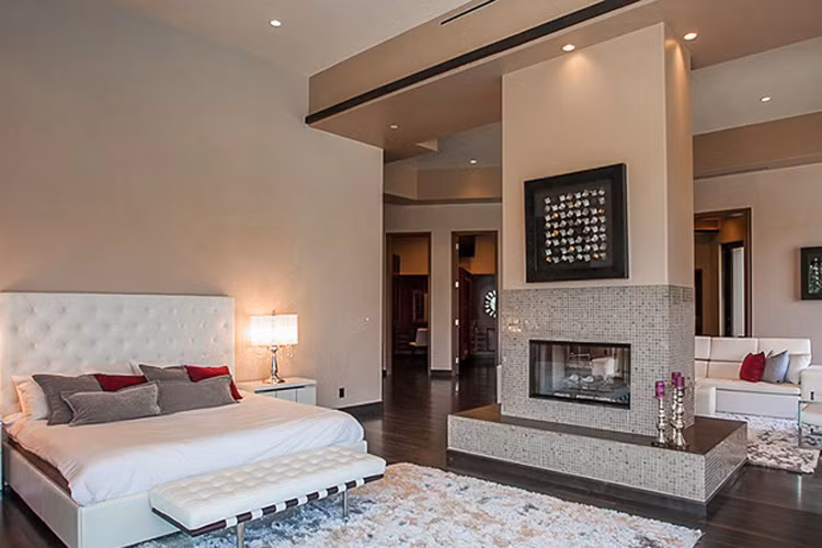 Phòng ngủ rộng, êm ái là nơi lý tưởng để nữ chủ nhân thư giãn sau những tour diễn vòng quanh thế giới. 