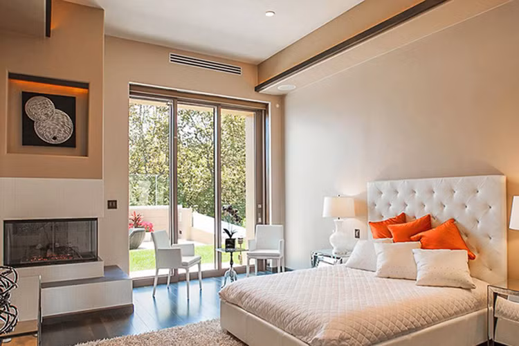 Những phòng ngủ khác đều có lò sưởi và cửa dẫn ra ban công. 