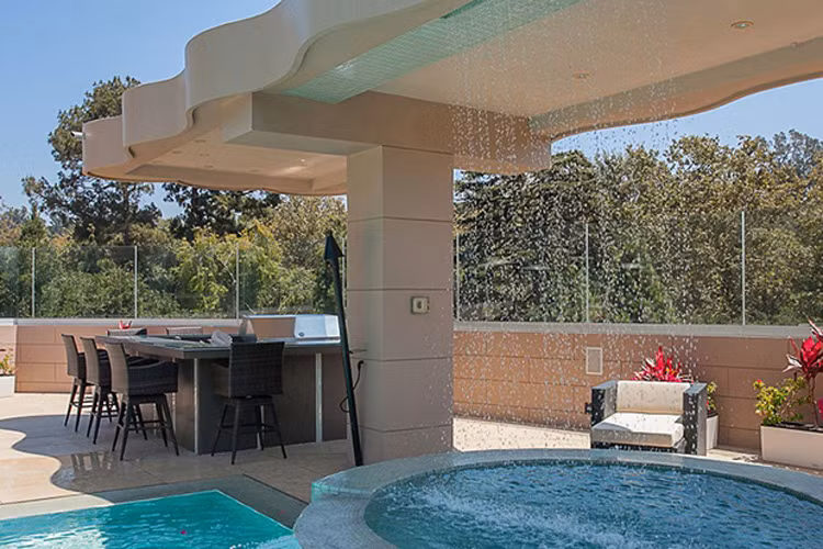 Cạnh hồ bơi còn có lò nướng và quầy bar để phục vụ những bữa tiệc ngoài trời. 