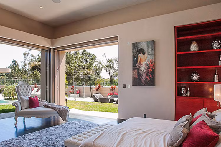 Từ phòng ngủ chính dẫn ra ban công rộng lớn bao gồm cả hồ bơi. 