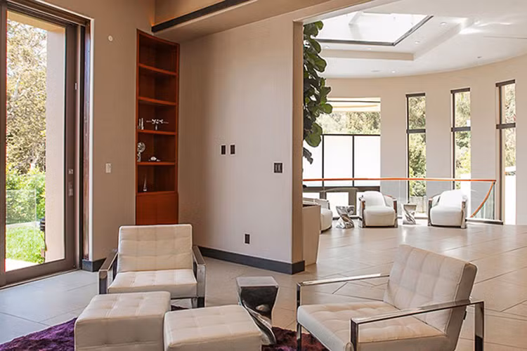 Các căn phòng đều sử dụng nội thất màu trắng đồng đều với nhau. 