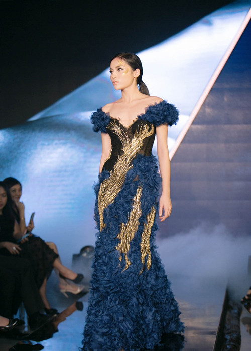 Dù chỉ mới lấn sân sàn catwalk nhưng Kỳ Duyên vẫn thể hiện được phong cách trình diễn tự tin, cuốn hút không kém những người mẫu chuyên nghiệp. Sự nghiêm túc của người đẹp gốc Nam Định trong công việc cũng phần nào lấy lại niềm tin của công chúng. (Ảnh: Công Lý)