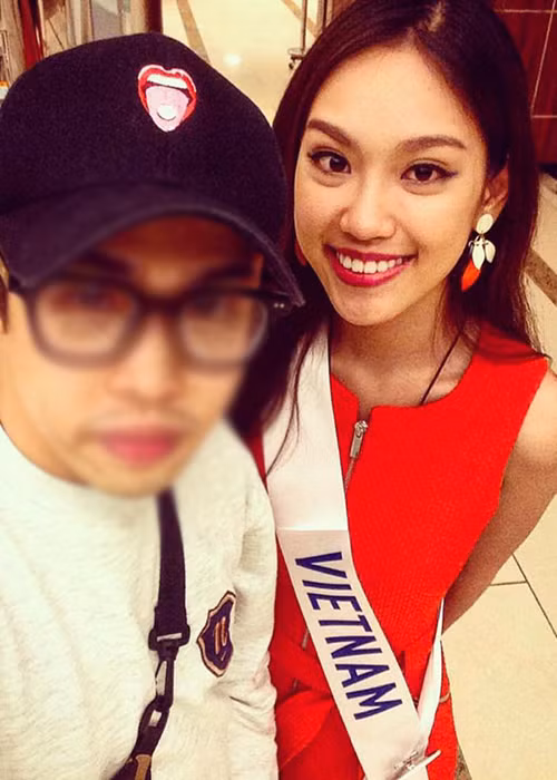 Á khôi 2 cuộc thi Hoa khôi Áo dài Việt Nam 2016 cười rạng rỡ và tự hào khi chính thức đeo dải sash của Việt Nam tại đấu trường nhan sắc quốc tế. (Ảnh: Fanpage Miss International Vietnam)