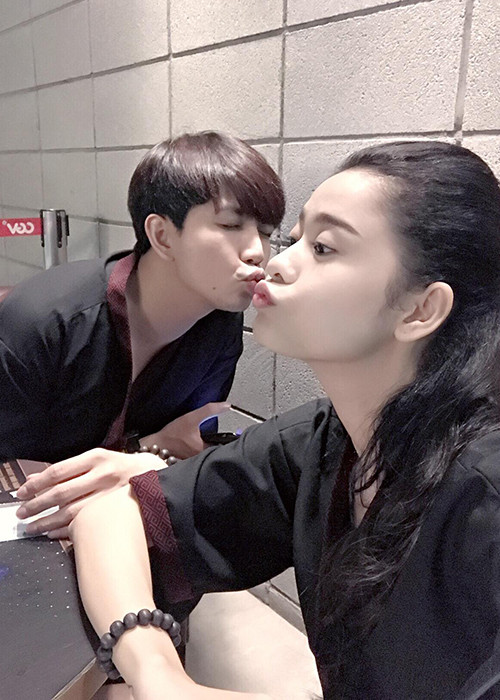 Đáp lại tình cảm của Tim, Trương Quỳnh Anh cũng tặng những món quà cho chồng, đồng thời chăm sóc anh chu đáo hơn.