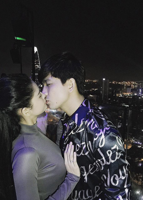 Sau màn cầu hôn lãng mạn, nam ca sĩ ngày càng có nhiều khoảnh khắc ngọt ngào bên người bạn đời của mình.