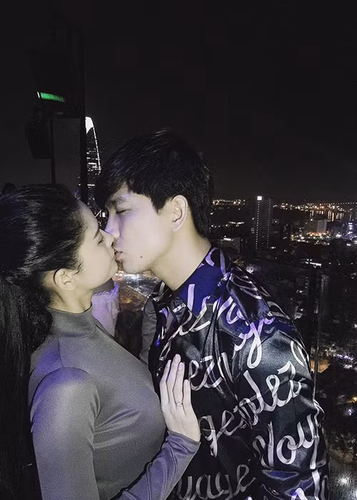 Sau màn cầu hôn lãng mạn, nam ca sĩ ngày càng có nhiều khoảnh khắc ngọt ngào bên người bạn đời của mình.