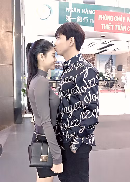 Ở bất cứ nơi đâu, Tim và Trương Quỳnh Anh đều không ngần ngại thể hiện tình cảm của mình.