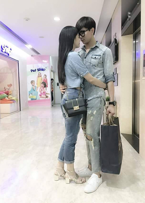 Cặp đôi diễn viên phim “Bóng ma học đường” ôm nhau đầy tình tứ trong một lần cùng đi mua sắm.