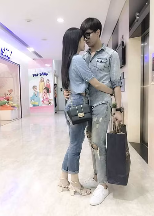 Cặp đôi diễn viên phim “Bóng ma học đường” ôm nhau đầy tình tứ trong một lần cùng đi mua sắm.