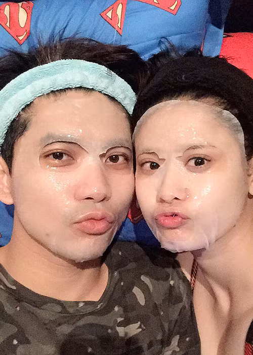 Chia sẻ hình ảnh cùng Trương Quỳnh Anh làm đẹp, nam ca sĩ tấm tắc khen vợ có gương mặt mộc rất đẹp.