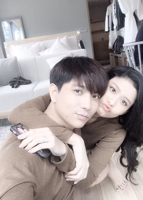 Cặp đôi diễn viên phim “Bóng ma học đường” dường như quan tâm, hy sinh và thấu hiểu cho nhau nhiều hơn trước kia.