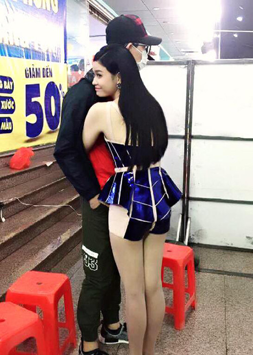 Trương Quỳnh Anh không giấu được niềm hạnh phúc khi được ông xã hộ tống đi diễn.