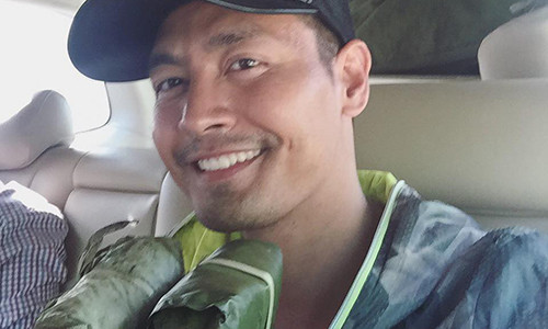 Phan Anh duoc dan mien Trung tang banh chung khi di tu thien