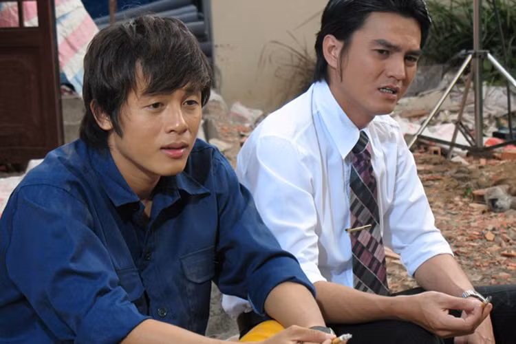 Diễn viên Cao Minh Đạt (phải) đảm nhận vai Trường - chàng trai học giỏi, hiền lành mà Vy từng thích thầm trong “Mùi ngò gai”. Vai diễn này về sau lại không tạo được sức hút bởi ít xuất hiện hơn. (Ảnh: CJ Media) 