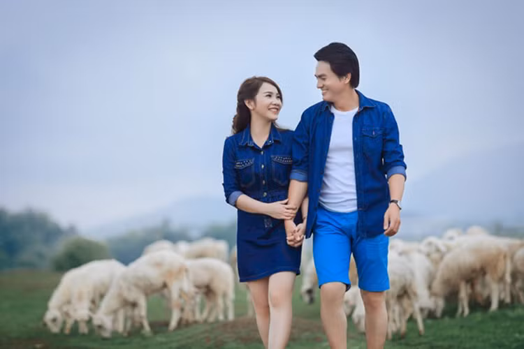 Vợ Cao Minh Đạt tên Thanh Trúc, không hoạt động trong lĩnh vực nghệ thuật. Sau 2 năm hẹn hò, cặp đôi mới quyết định tổ chức đám cưới vào ngày 16/10 vừa qua. (Ảnh: Zing) 