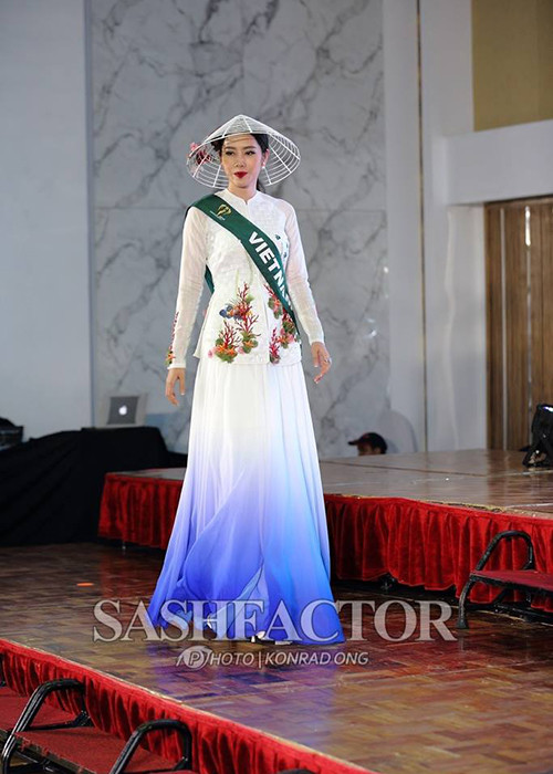 Cũng trong tối qua (24/10), Nam Em bước vào phần thi trang phục dân tộc. Cô đã mang chiếc áo bà ba để giới thiệu đến bạn bè quốc tế. (Ảnh: SashFactor) 