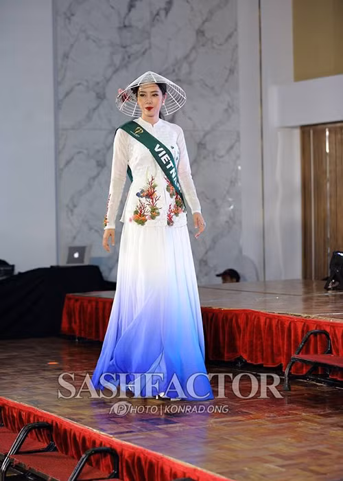 Cũng trong tối qua (24/10), Nam Em bước vào phần thi trang phục dân tộc. Cô đã mang chiếc áo bà ba để giới thiệu đến bạn bè quốc tế. (Ảnh: SashFactor) 