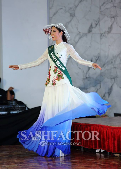 Trưa ngày 24/10, đại diện của Việt Nam còn được chuyên trang sắc đẹp SashFactor mời tham gia buổi giao lưu trực tuyến cùng fans. (Ảnh: SashFactor) 